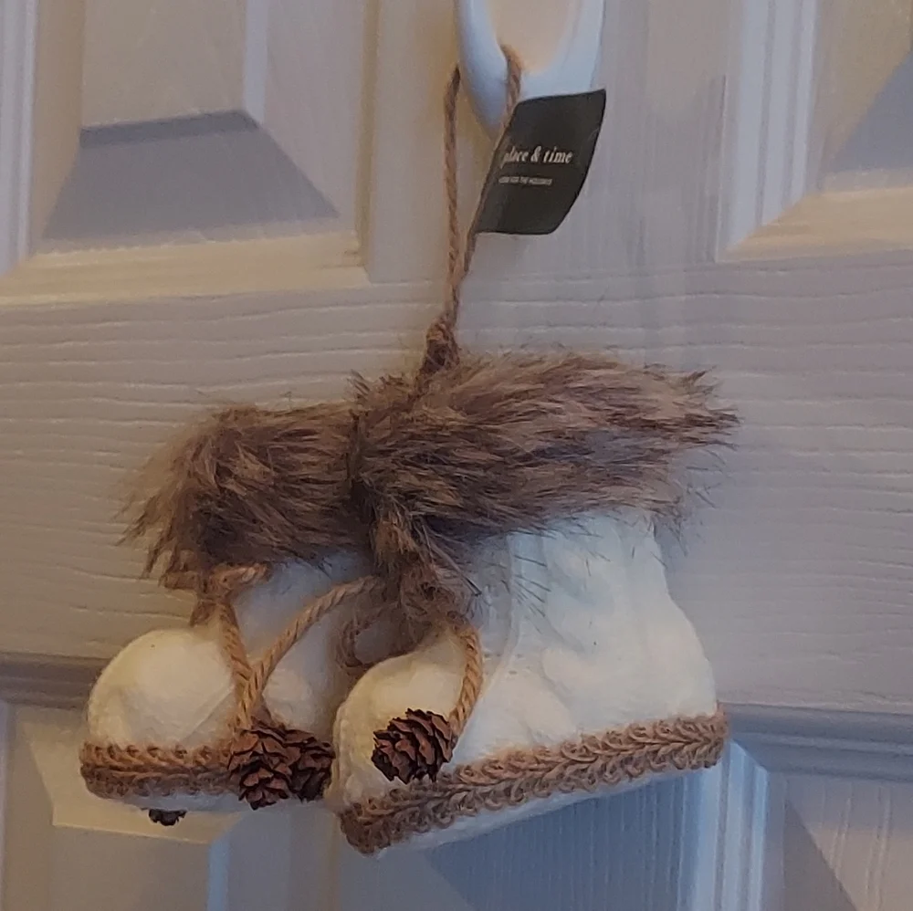 Wooly Fur Winter Boots Ornament Bag Charm - 2021 REALISTIC LOOK & FEEL BNWT